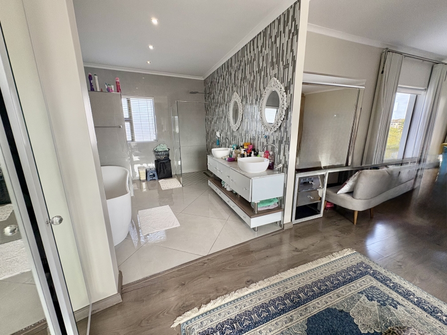 5 Bedroom Property for Sale in Parklands North Western Cape